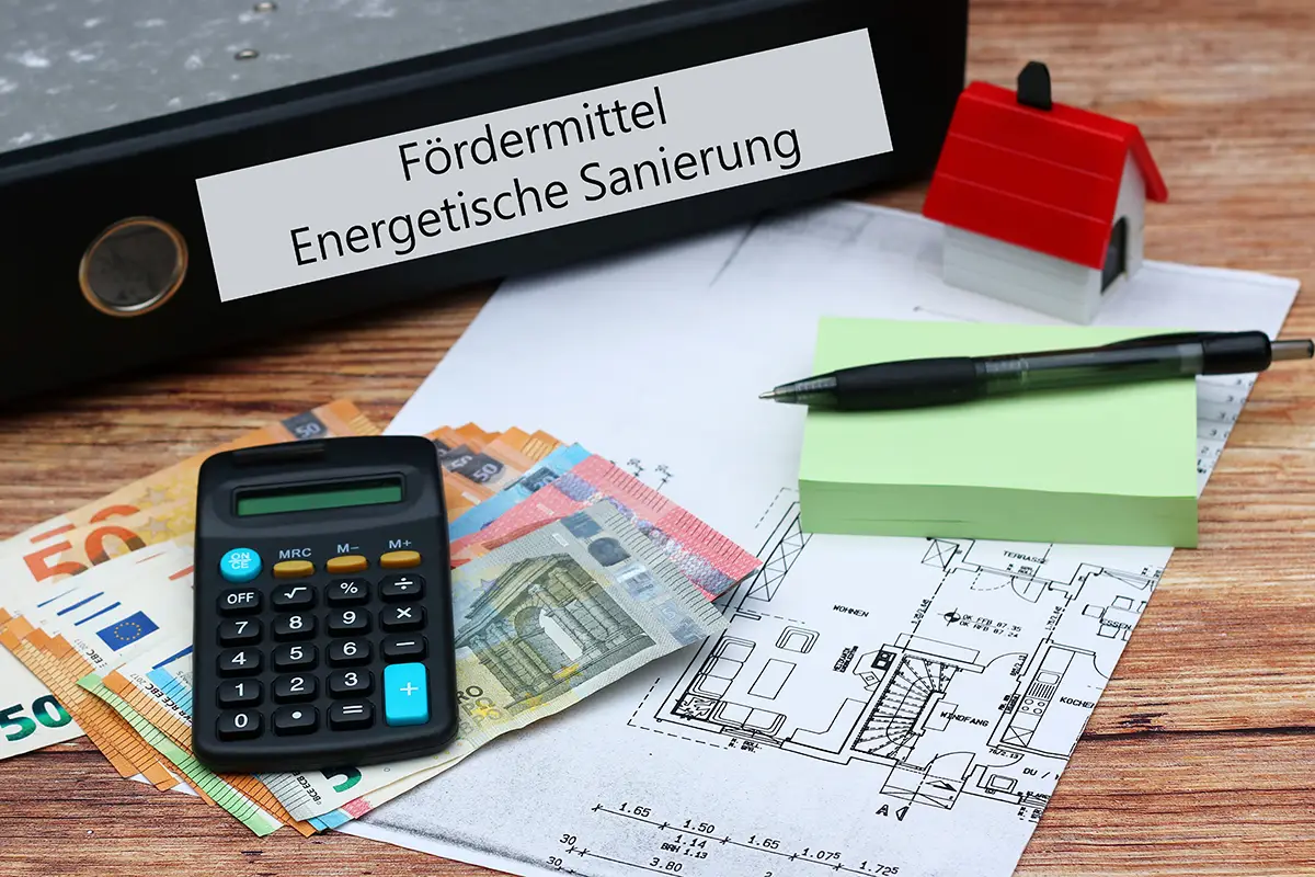 Illustration zur Fördermittelberatung mit Antragsformular und Symbolen für BAFA und KfW